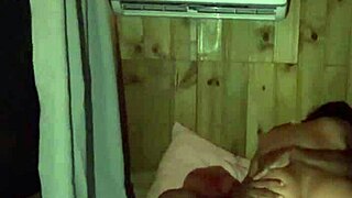 Drzá běloška neúnavně šuká velký černý pták v čisté americké akci pro divoký orgasmus.