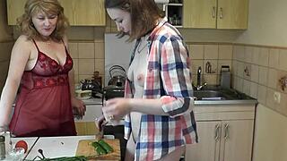 Sexy blonde milf plaagt met schattig meisje in keuken