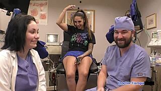 タンパ博士が学生インターンのステファニア・マフラを診察