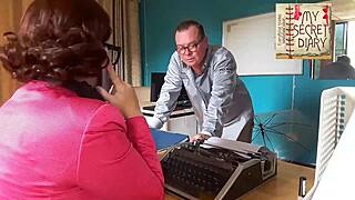 šef u kancelariji reži, spreman da primi moj kurac u pičku i usta, sekretarice?