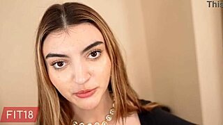 أجري مقابلة مع جوليا جيمس الرياضية لكاستينج بوفي مع لبن في كسها الضيق