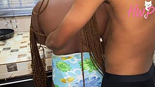 Africká slúžka s veľkým zadkom sa ohýna pre šéfov obrovský kurac v kuchyni za peniaze