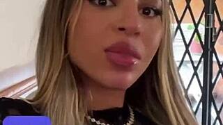 In questo casting, latina bionda petite 18+ agita tette naturali con pompino bagnato, rimming e sborra in bocca