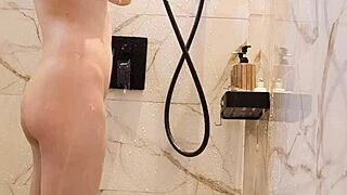 Japonesa de cabelo preto no banho exibe pernas magrinhas fofas!