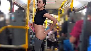 Slutty student tar offentlig cumshot på bussen efter blottning