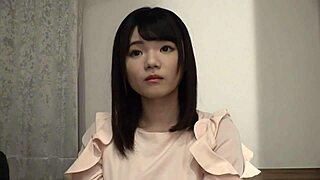 Nevina sitna japanska studentkinja dobija sirovo jebanje. Tvrda igra vodi do intenzivnog kreampaja!