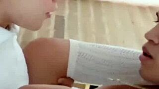 Venezuelanska plava devojka se pušta da je jebu uživo od dečka dok radi TikTok live.