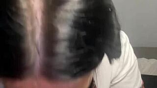 Horni britanska devojka sa faksa zadirkuje solo igračkom