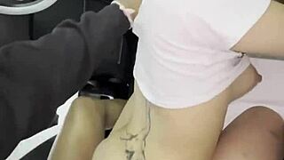 היי, אתה מאמין שטינאייג'רית קמבודית 18+ כמעט מתרסקת בזמן רכיבה על זין ענק בחוץ?