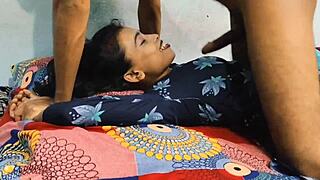 Hint kız babasının arkadaşı tarafından sertçe deliniyor, o kirli konuşmaları dinle