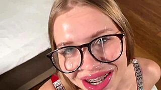 बैड टीचर कैलिफोर्नियाबेब फक्स इंस्टेड ऑफ लेसन कमशॉट फेशियल बेंट ओवर ग्लासेस सक्चिंग