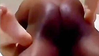 Prvič sem jebala svojo tesno pičko na tistem velikem črnem kurcu po rojstnem dnevu