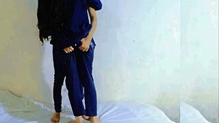 Garota Virgem da Escola Indiana Fodida pelo Namorado Pela Primeira Vez. Amigos da Faculdade Indiana Fazendo Sexo Romântico Depois de Se Beijarem Pela Primeira Vez.