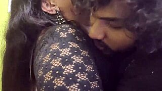 Studentessa Universitaria Indiana Arrapata Incontra Ragazzo in Stanza Privata per Divertirsi