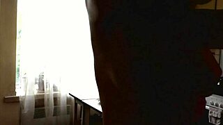 lesbičky rodinný nudismus naturistky dospělá blond milfka a krásná roztomilá sexy brunetka v punčochách průsvitný negližé nahý přirozený kozy dokonalý zadek kundy fetish velký prsa