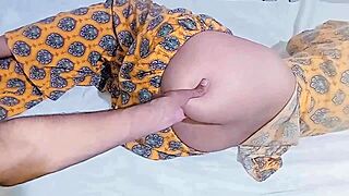 Esta viral chica india del cole 18+ se la come por el culo el profe